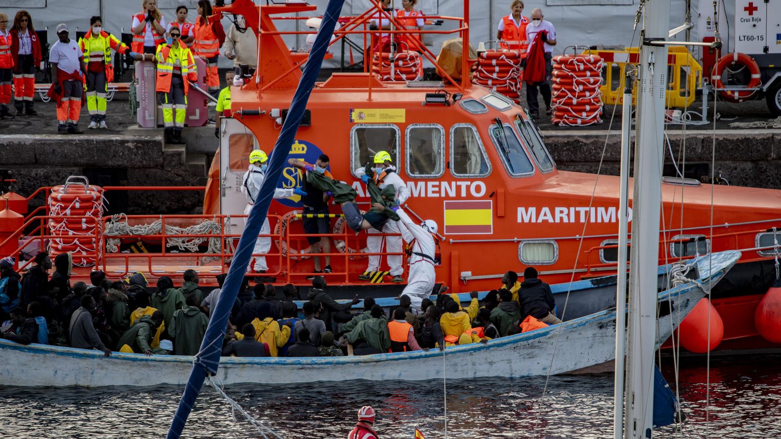 Arribada d'un dels caiucs al port de la Restinga, a El Hierro
