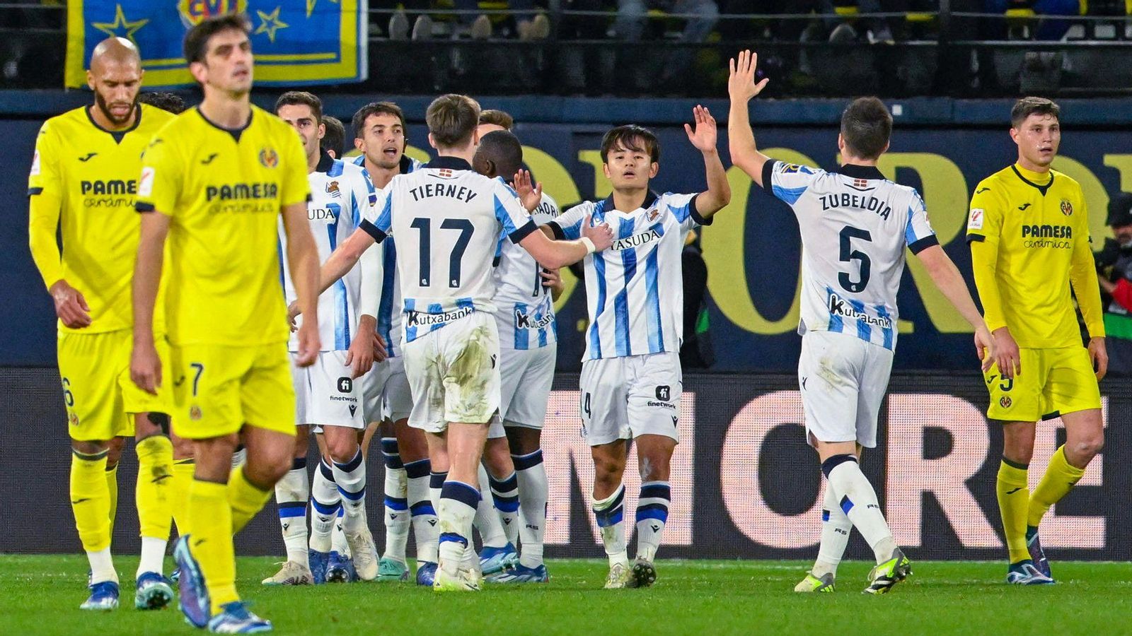 Els jugadors bascos celebren un gol davant la desesperació dels groguets