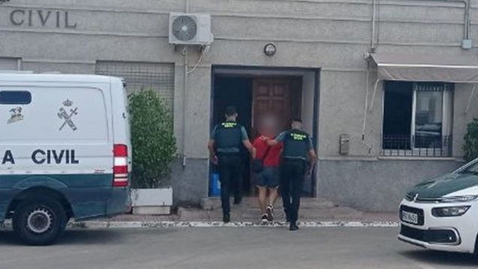 Els agents porta a la caserna de Torrevella al detingut