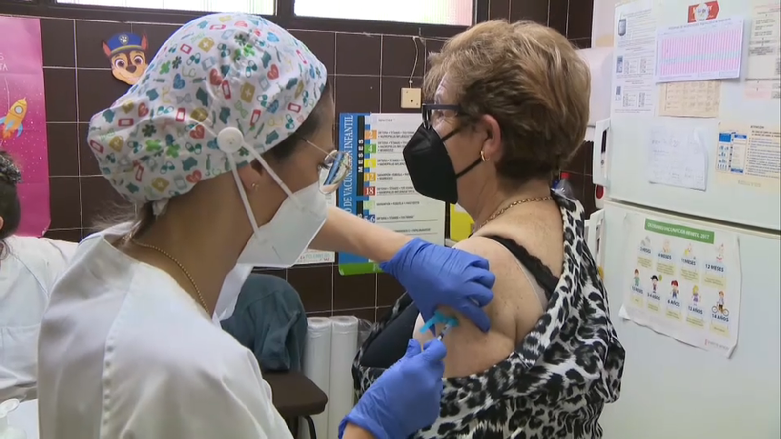 Imatge d'arxiu d'una dona que es vacunada