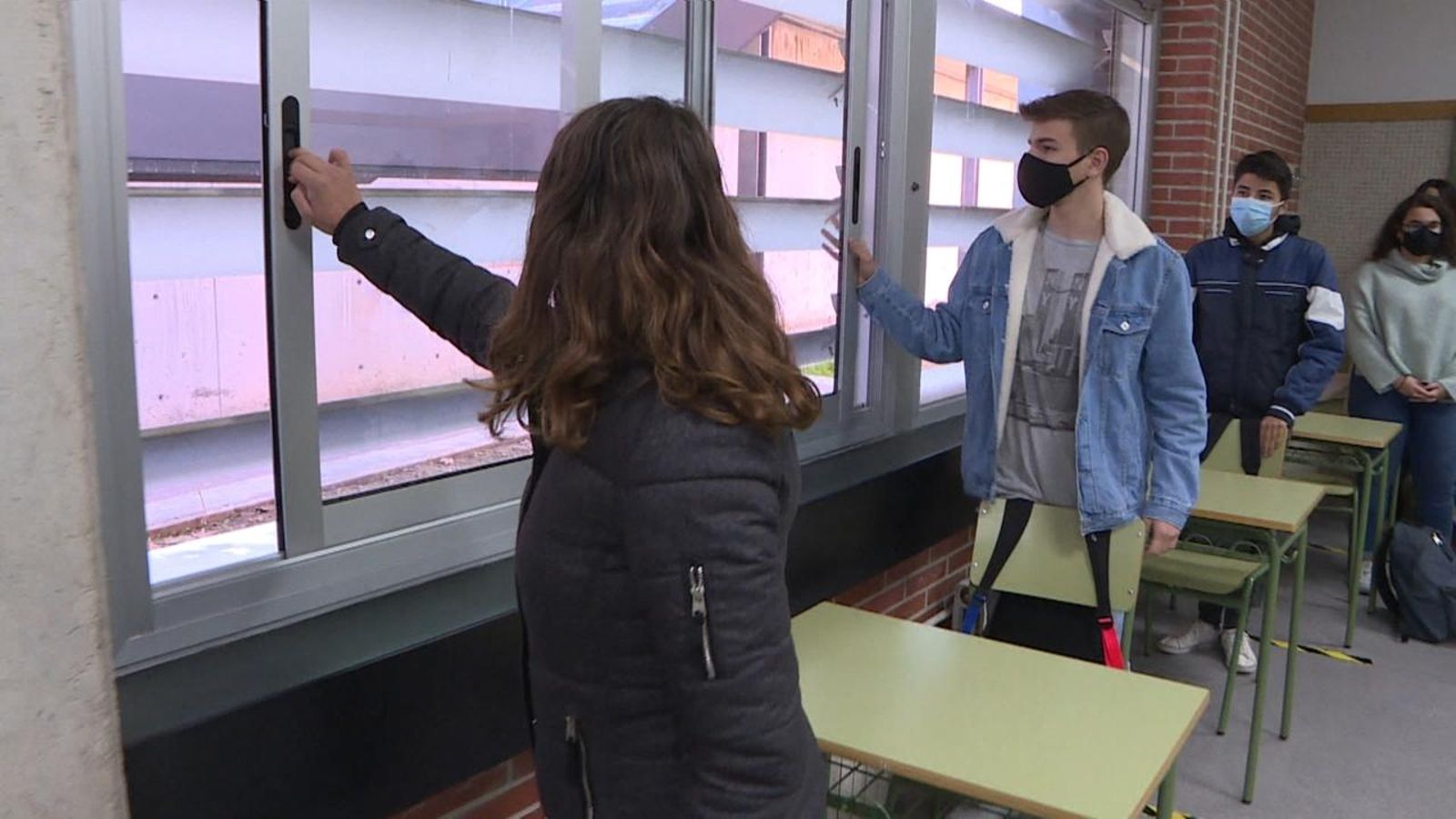 Escoles i instituts no es plantegen llevar la calefacció