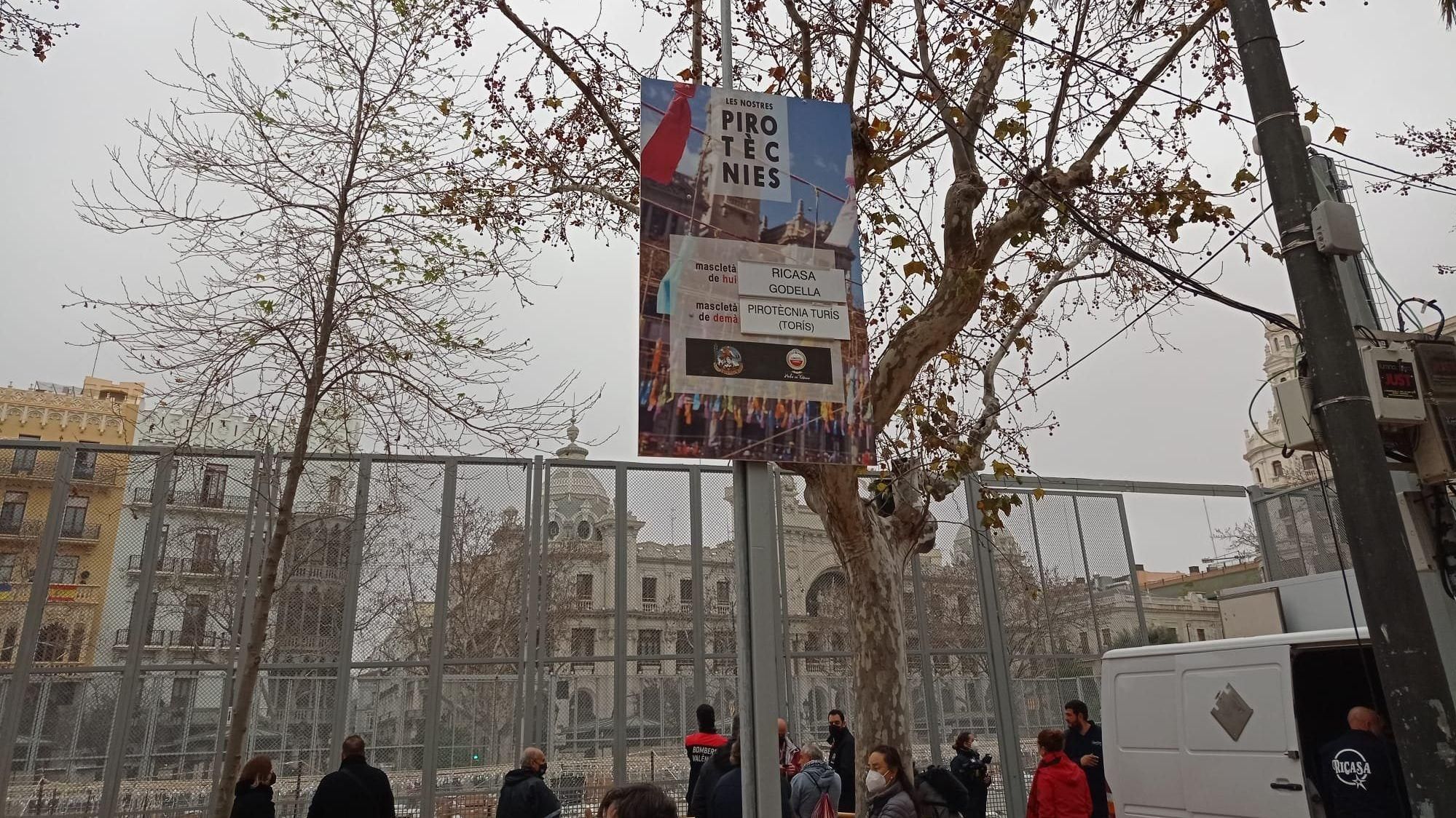 Cartell que confirma la celebració de la mascletà d'aquest dimarts a la plaça de l'Ajuntament de València Cartell que confirma la celebració de la mascletà d'aquest dimarts a la plaça de l'Ajuntament de València