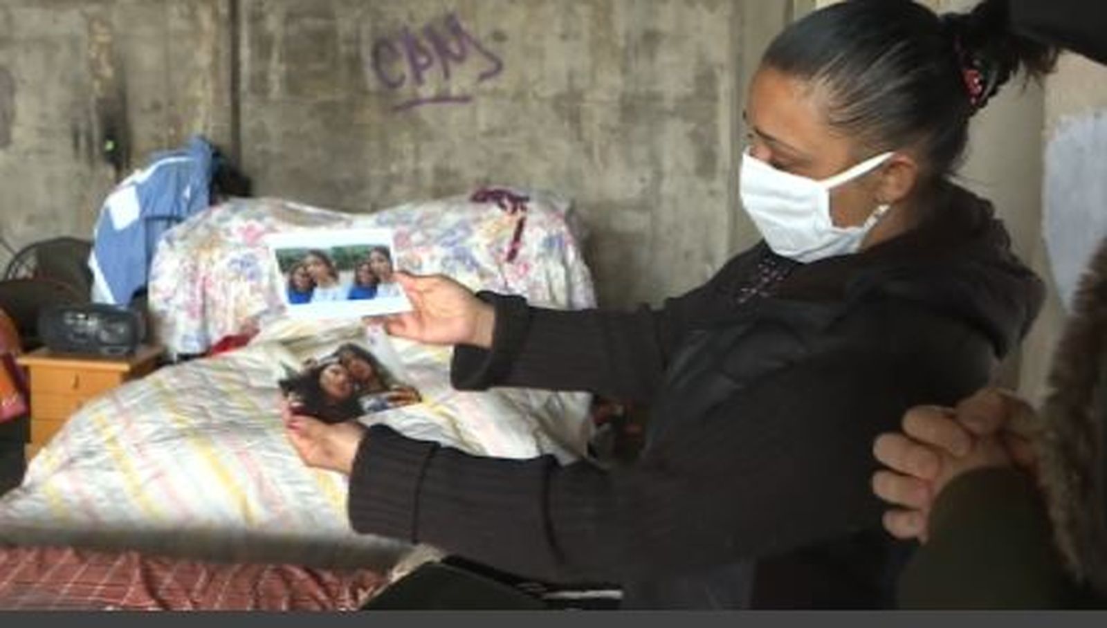 Puri mira les fotos de les seues filles