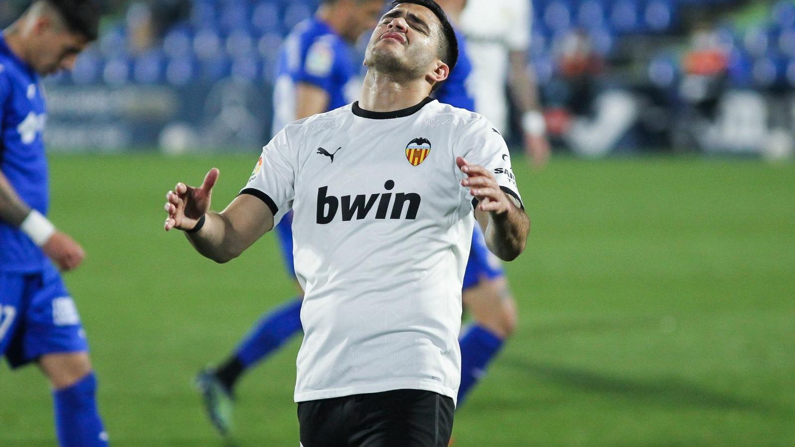 Maxi Gómez es lamenta després d'errar un gol a un partit de lliga