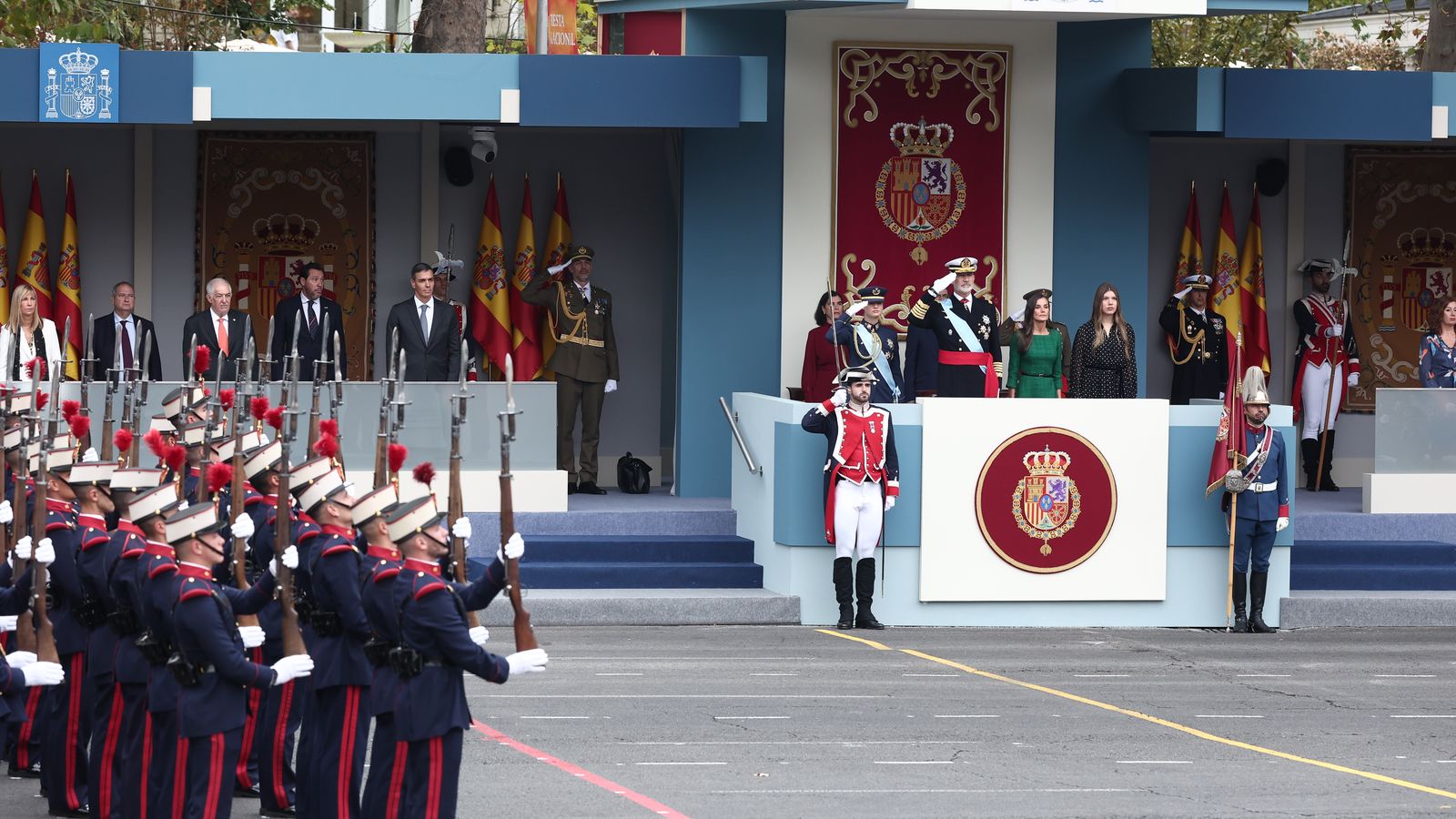 Els reis Felip i Letícia, la princesa Elionor i la infanta Sofia, durant l’acte solemne d’homenatge a la bandera nacional i el desfilament militar pel 12 d’Octubre, Dia de la Hispanitat, a la plaça de Cánovas del Castillo, el 12 d’octubre de 2025, a Madrid.