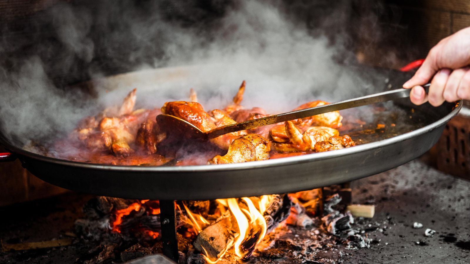 L'entitat Wikipaella ha distingit específicament els establiments que cuinen a llenya la paella