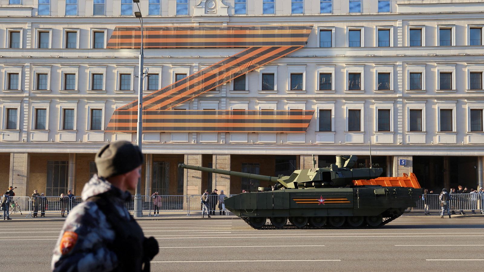Un tanc circula per un carrer de Moscou en un dels assajos de la desfilada pel dia de la victòria, amb una gran Z de fons, símbol dels partidaris de la invassió a Ucraïna