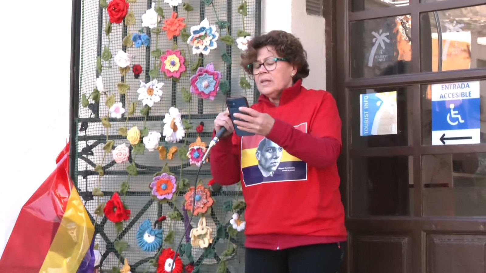 Lectura de poemes davant les portes de l'Ajuntament d'Oriola