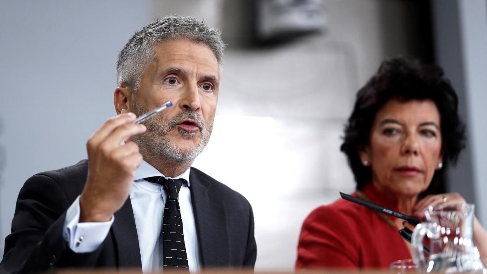 El ministre de l'Interior, Fernando Grande-Marlaska, i la portaveu del govern, Isabel Celaá, després del Consell de Ministres