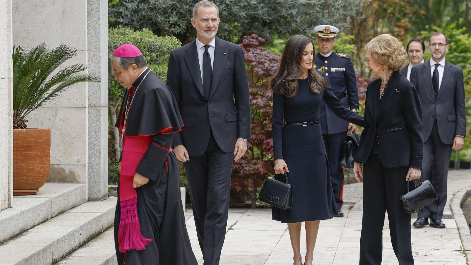 El rei Felip i la reina Letizia arribena a la nunciatura apostòlica de Madrid per a signar el libre de condolences per la mort del papa Francesc
