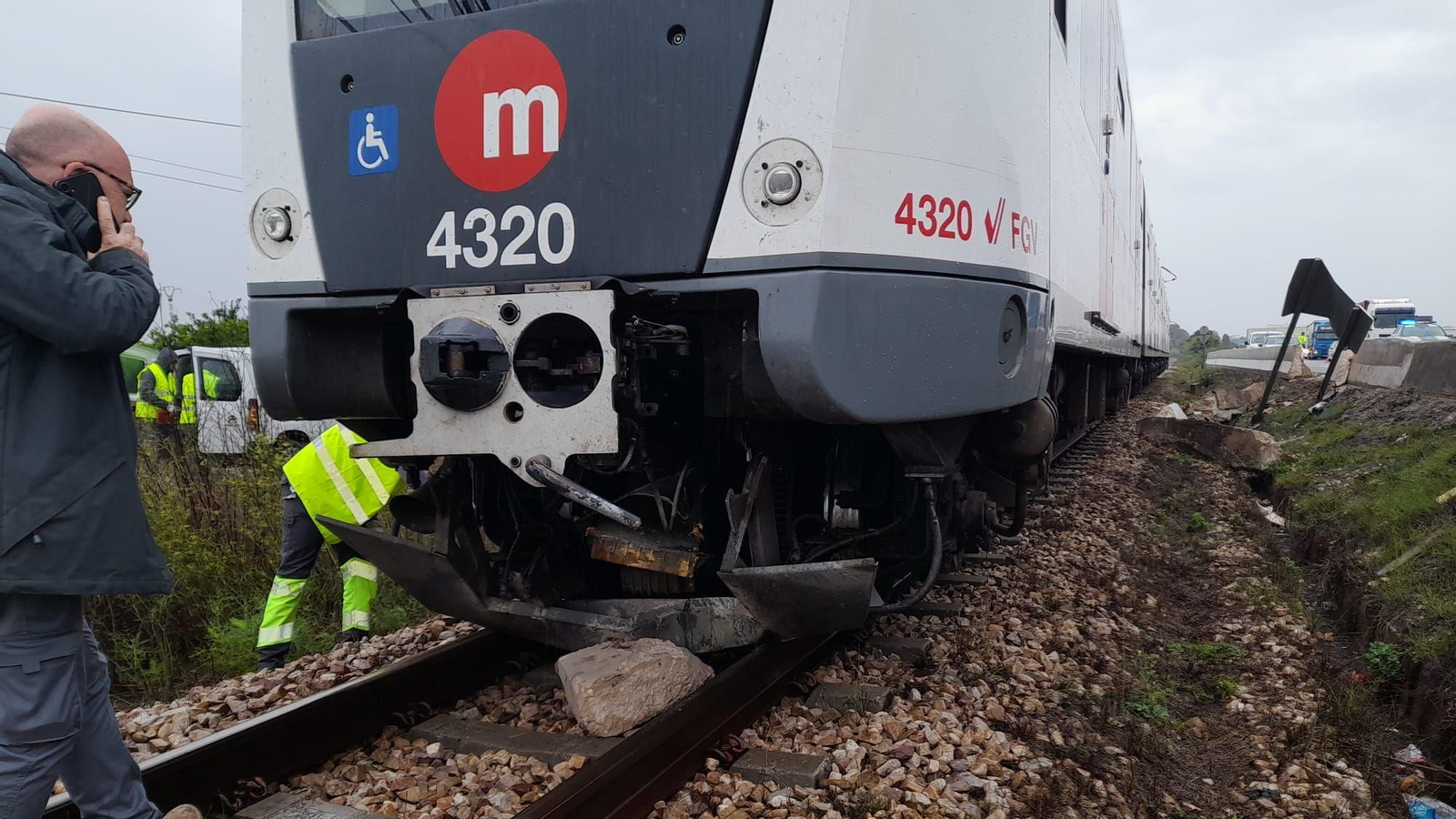 Els operaris tracten de retirar les pedres que han quedat a la via, a l'altura de la pedania de Montortal