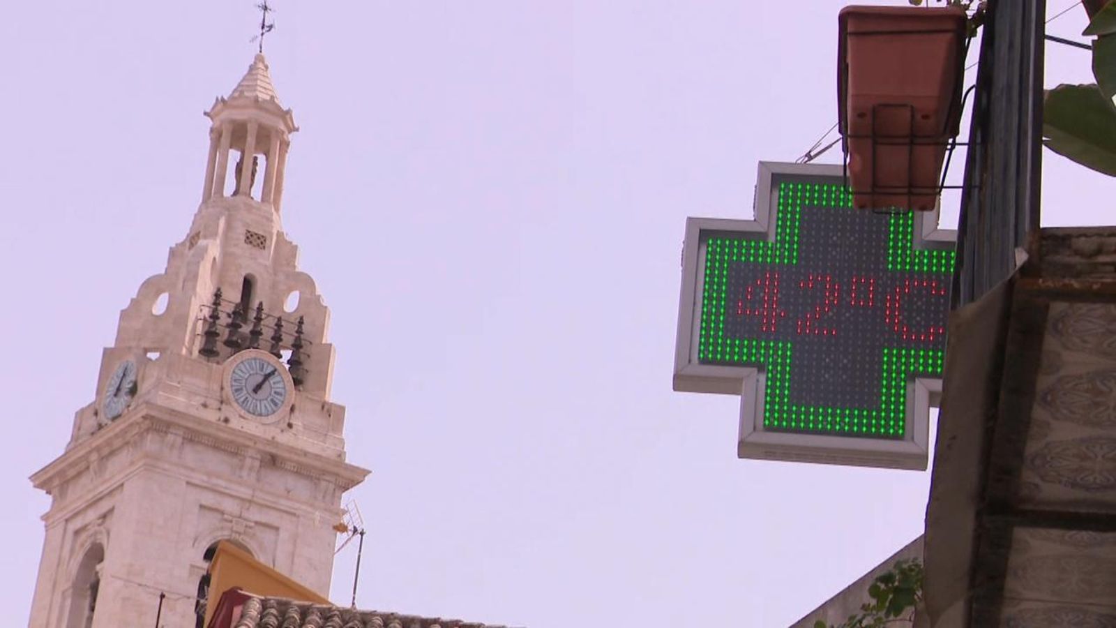 Un termòmetre d'una farmàcia marca 42 graus