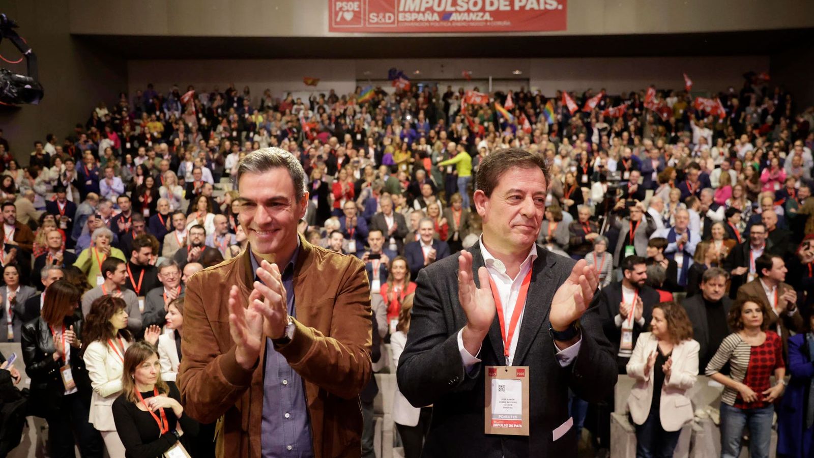 Pedro Sánchez i José Ramón Gómez Besteiro, aquest diumenge, en la clausura de la convenció del PSOE a la Corunya