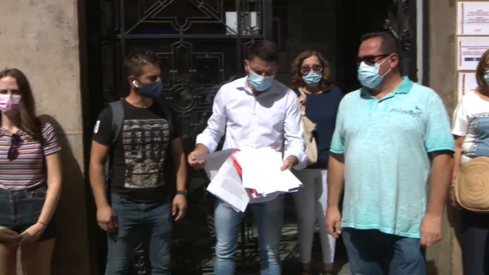Els familiars de residents del centre Domus Vi de Llíria porten signatures perquè s'intervinga la residència