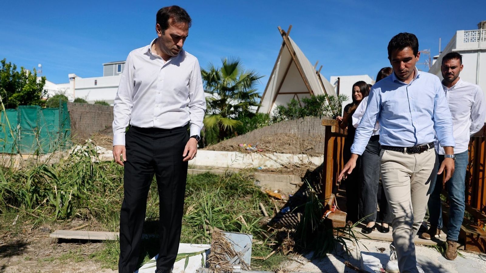 El vicepresident primer i ministre d'Economia, Carlos Cuerpo (esquerra), comprova les destrosses de la dana Adam a Oliva