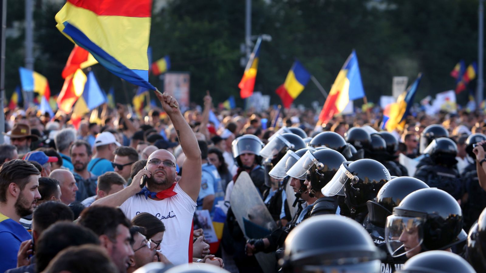 Romanesos residents en països com Alemanya, França, Itàlia i Espanya s’han desplaçat a Bucarest per a participar en la protesta