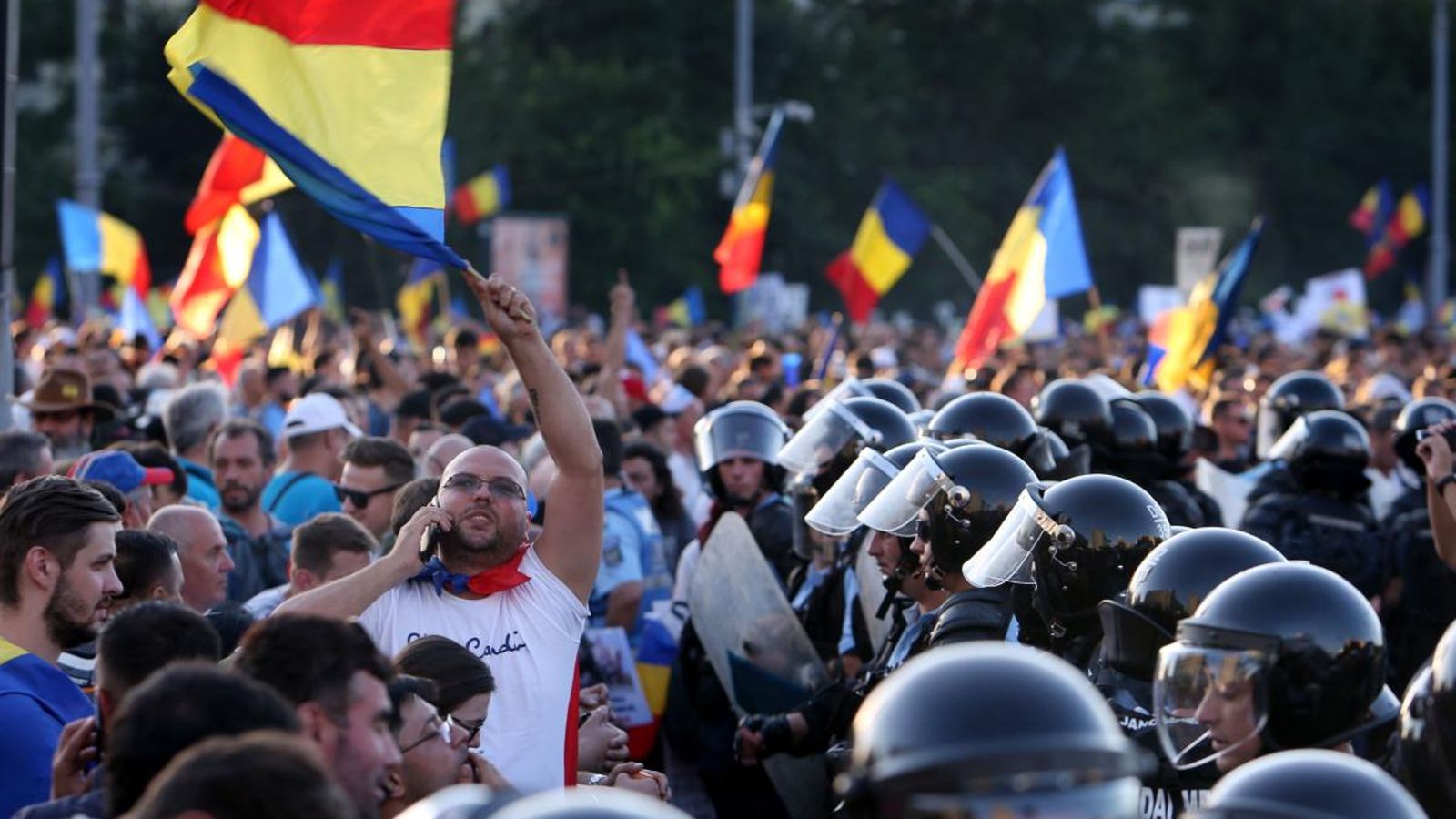 Romanesos residents en països com Alemanya, França, Itàlia i Espanya s’han desplaçat a Bucarest per a participar en la protesta