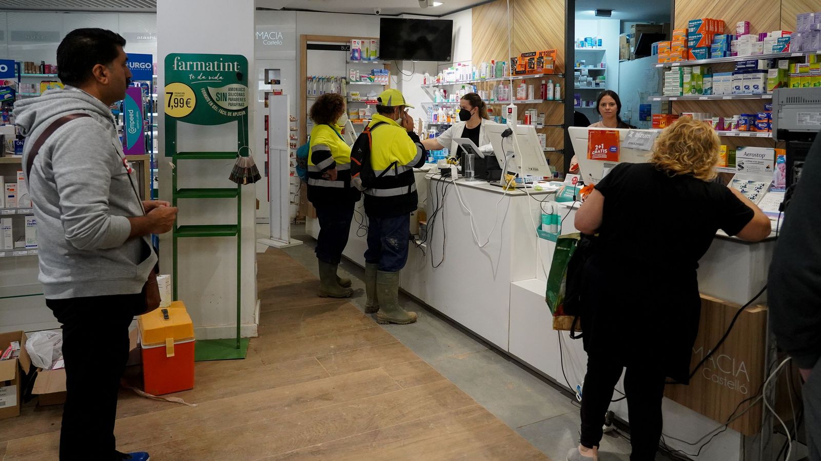 Una farmàcia d'Algemesí reoberta després de la riuada que va negar el municipi de la Ribera Alta