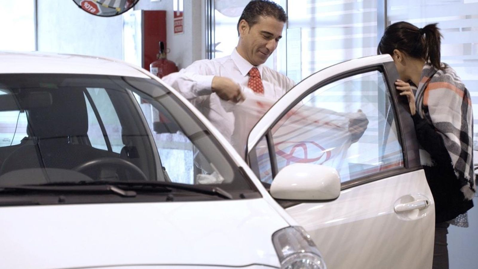 Imatge d'arxiu de la visita d'un client a un concessionari