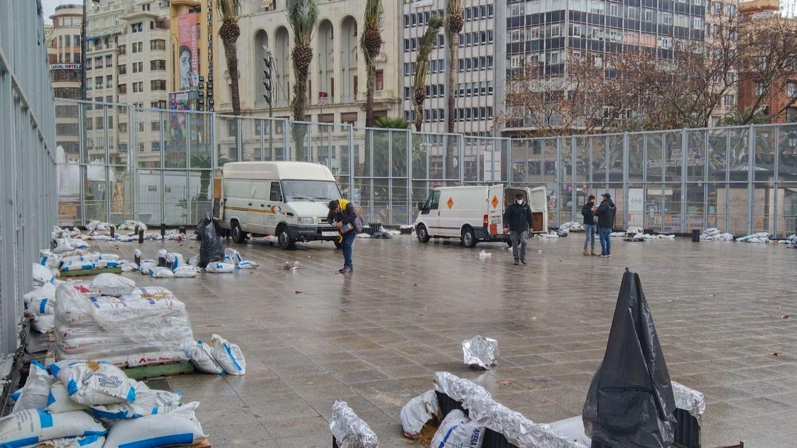 La pirotècnia Nadal Martí desmunta la setena mascletà de les Falles a la plaça de l'Ajuntament de València