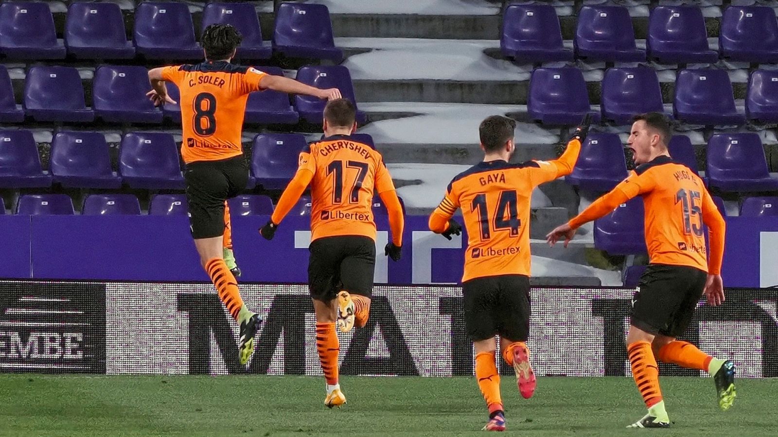 Els jugadors del València celebren l’únic gol del partit, obra de Carlos Soler