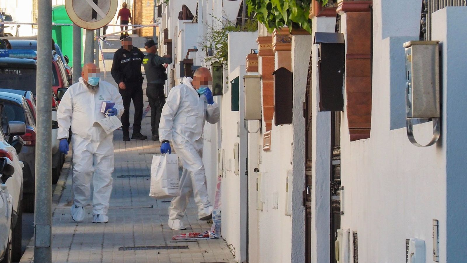Efectius de criminalística de la Guàrdia Civil, este dijous a la casa on vivia la dona assassinada