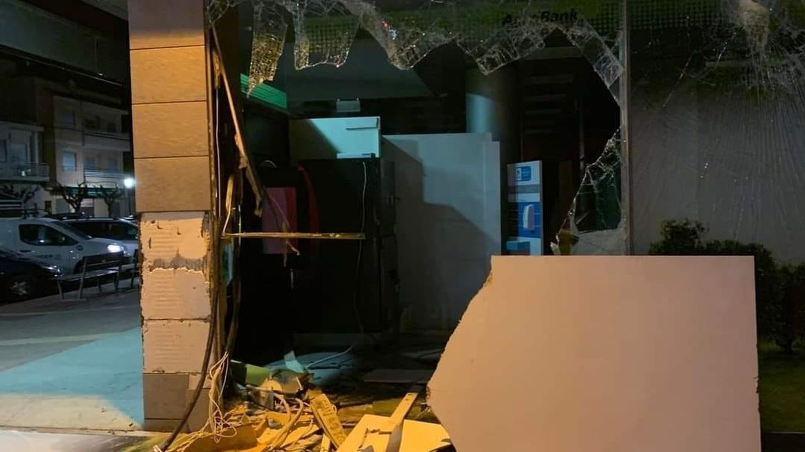 Els lladres han trencat la sucursal per a robar el caixer
