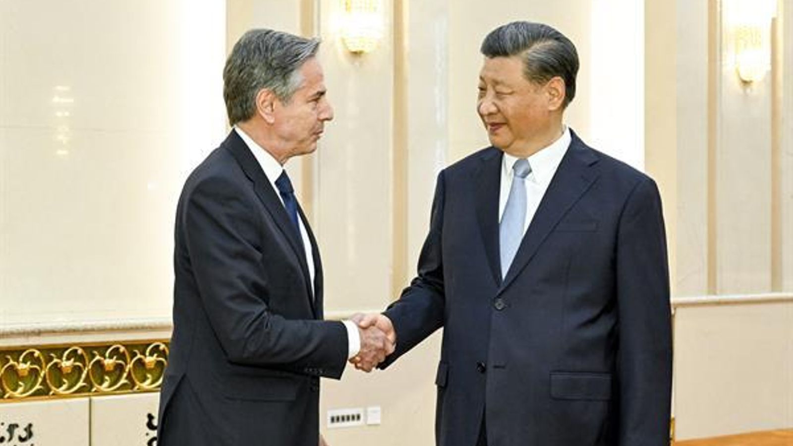 El president xinés, Xi Jinping, amb el secretari d'Estat dels EUA, Antony Blinken, aquest dilluns a Pequín