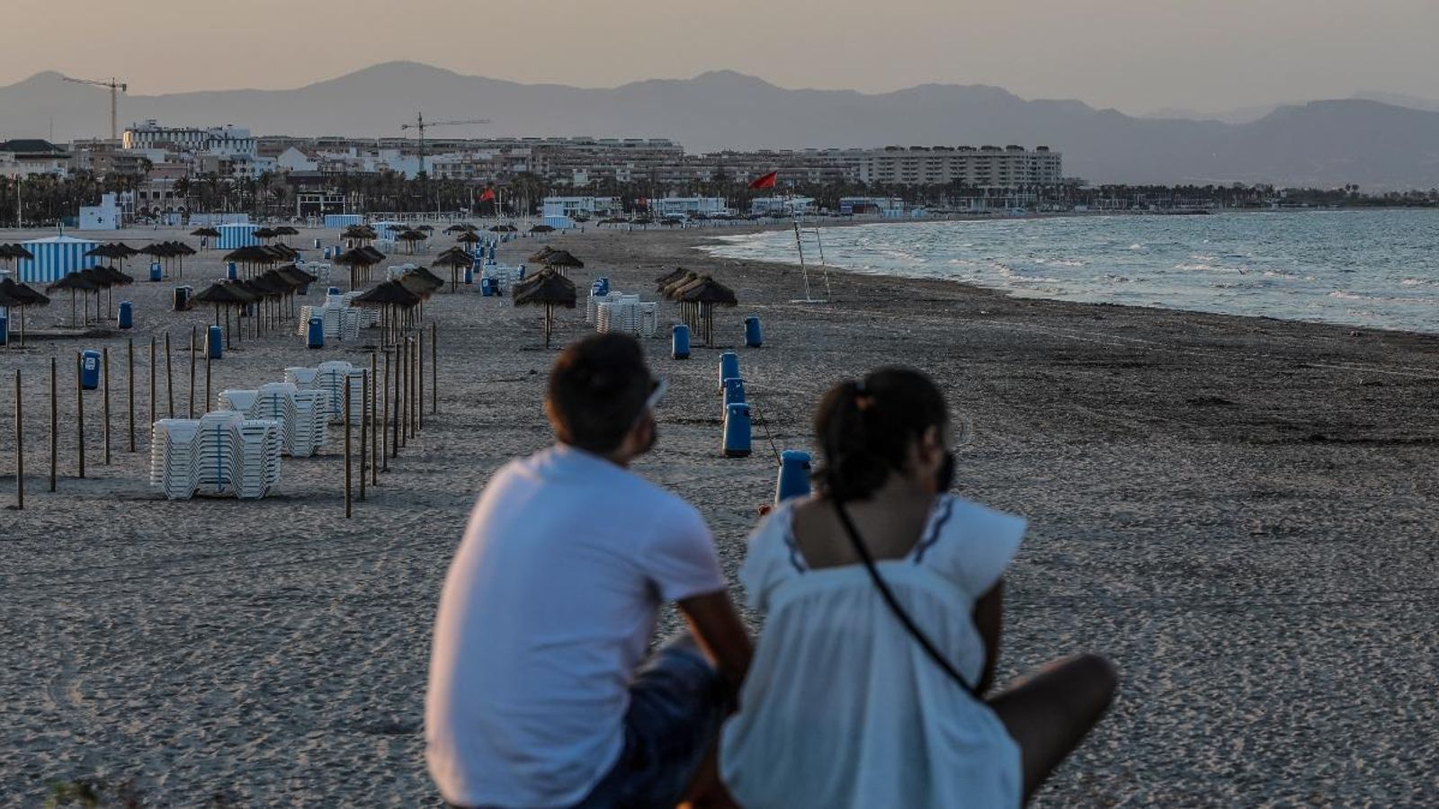 Dos joves a la platja de la Malva-rosa de València