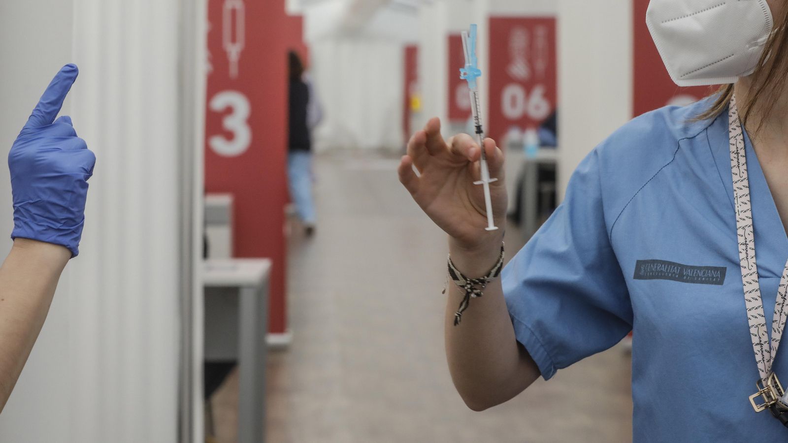 Professional sanitària sosté una xeringa en un dels centres de vacunació a la Comunitat Valenciana