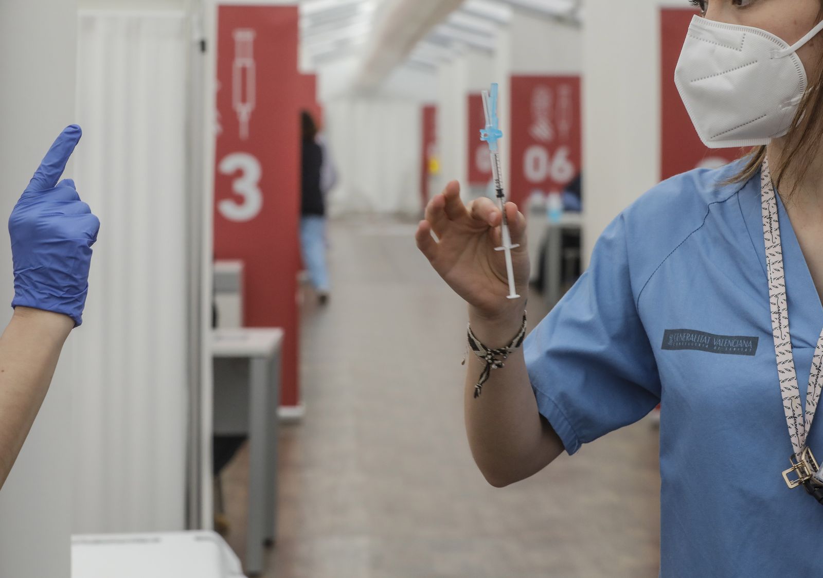 Professional sanitària sosté una xeringa en un dels centres de vacunació a la Comunitat Valenciana