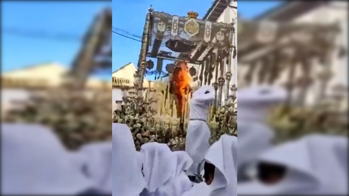 Moment en què la talla religiosa es bota foc Moment en què la talla religiosa es bota foc