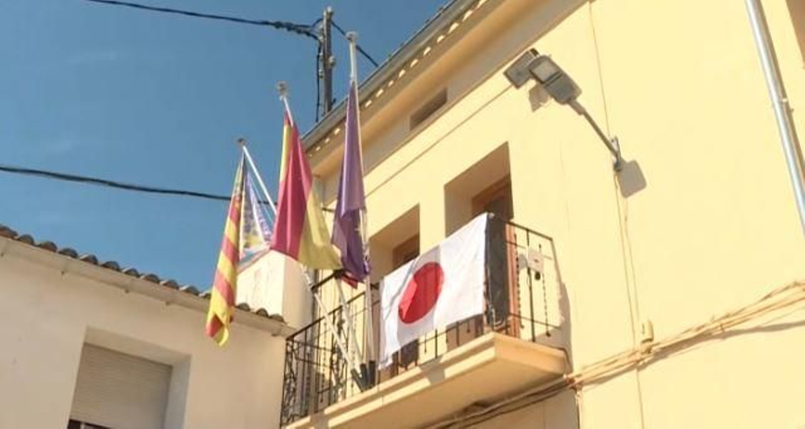 La bandera del Japó a l'aAjuntament d'Estubeny durant la visita dels membres del consolat