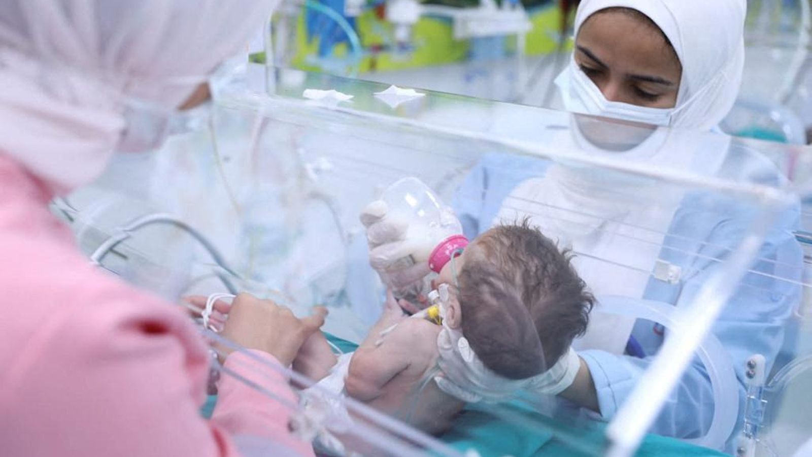 Una infermera atén una dels nounats evacuats des de la Franja de Gaza a Egipte Una infermera atén una dels nounats evacuats des de la Franja de Gaza a Egipte