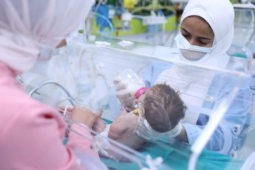 Una infermera atén una dels nounats evacuats des de la Franja de Gaza a Egipte Una infermera atén una dels nounats evacuats des de la Franja de Gaza a Egipte