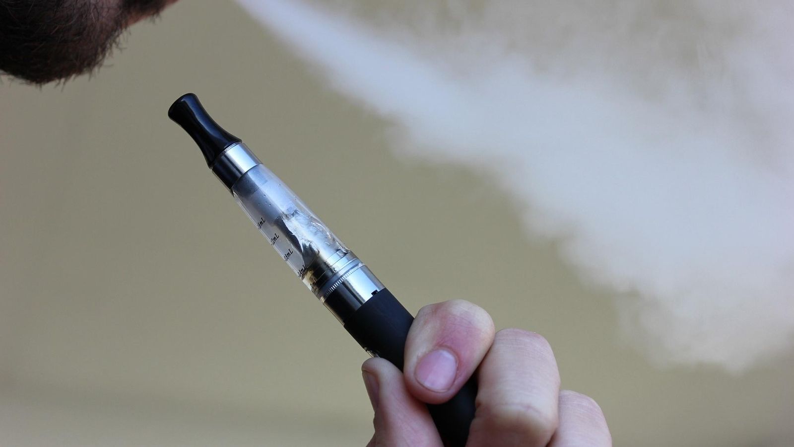 L’OMS adverteix que els cigarrets electrònics presenten riscos clars per a la salut i no són segurs
