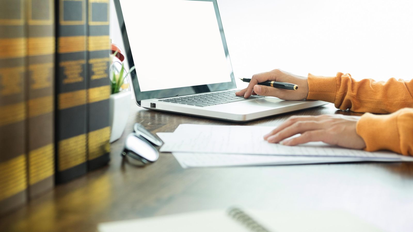 Una persona davant un ordinador, en una imatge d'arxiu