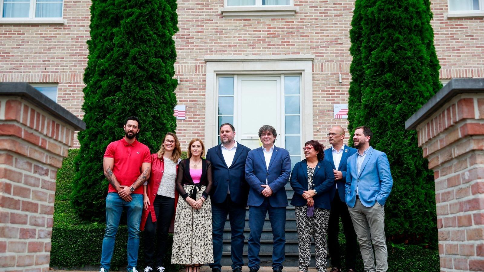 Retrobament entre Puigdemont i Junqueras en l'exterior residència que l'expresident català té a Waterloo (Bèlgica)