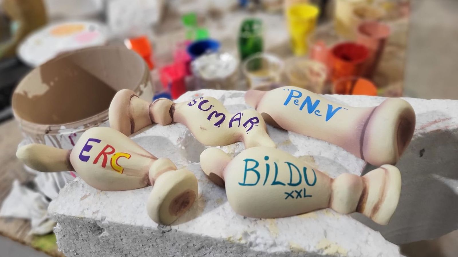 Preservatius que completen l'escena que ha aportat Fornés a l'Exposició del Ninot de València