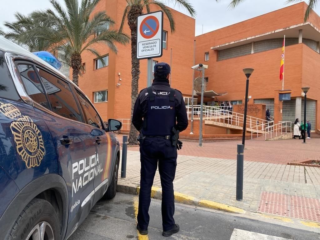 Un agent de la Policia Nacional a Elx (arxiu) Un agent de la Policia Nacional a Elx (arxiu)