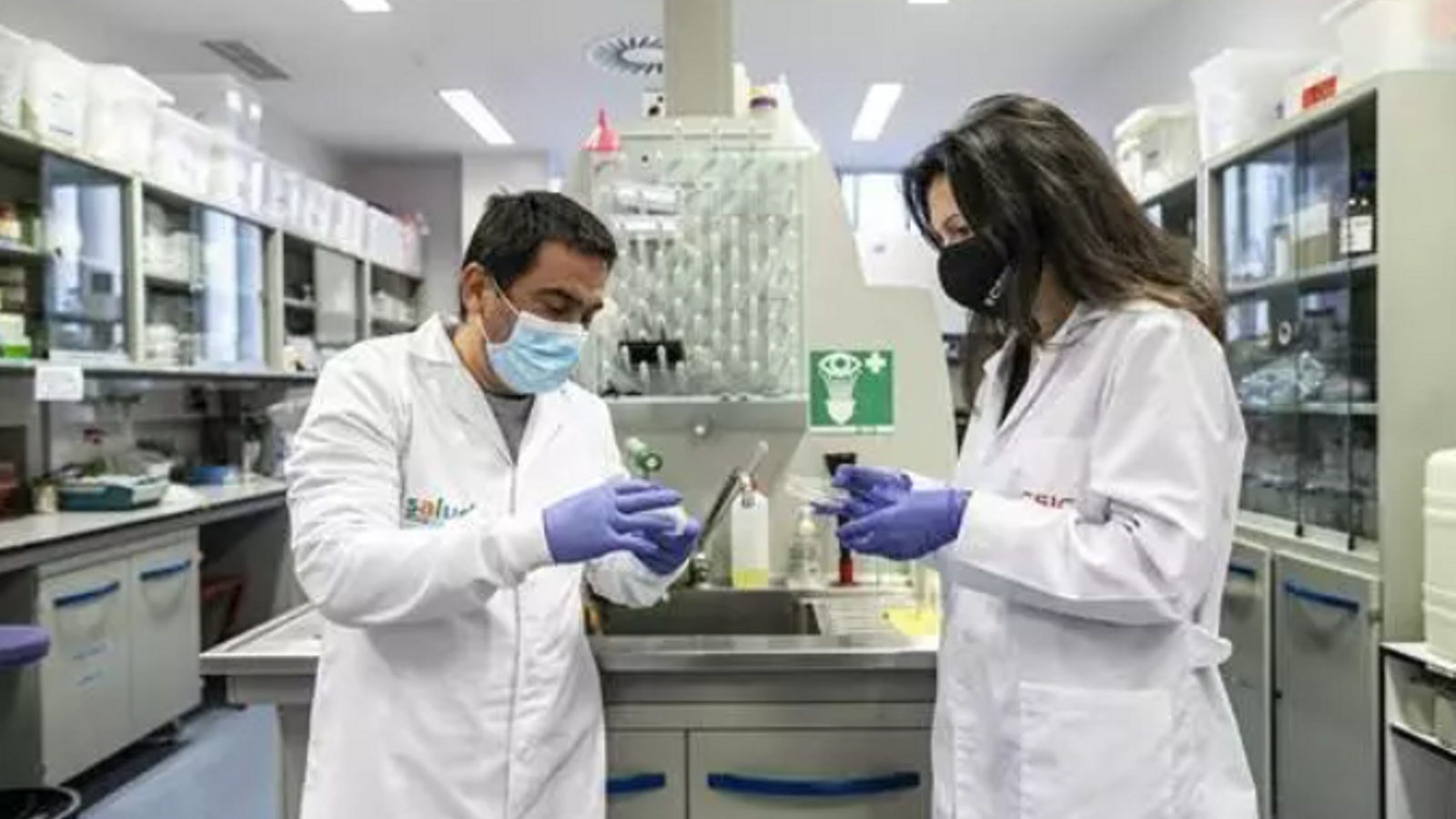 Els investigadors dels projecte Maykel Arias i Eva Gálvez