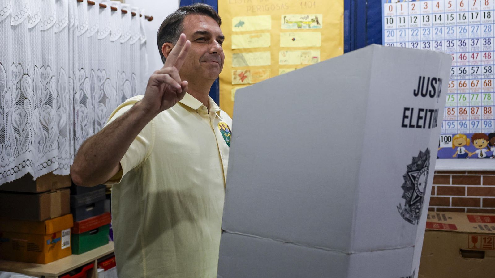 El candidat a la presidència del Brasil, Flavio Bolsonaro, quan va votar este diumenge en les presidencials