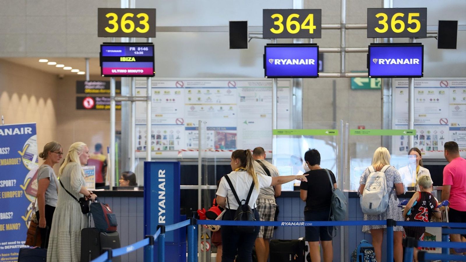 Mostradors de facturació de Ryanair en una aeroport espanyol