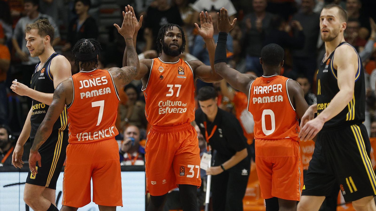 Jones, Ojeleye i Harper, durant un partit d'Eurolliga a la Fonteta Jones, Ojeleye i Harper durant un partit d'Eurolliga a la Fonteta