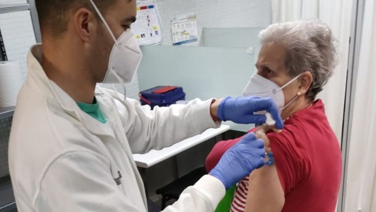 Una dona es vacuna en centre de salut a València