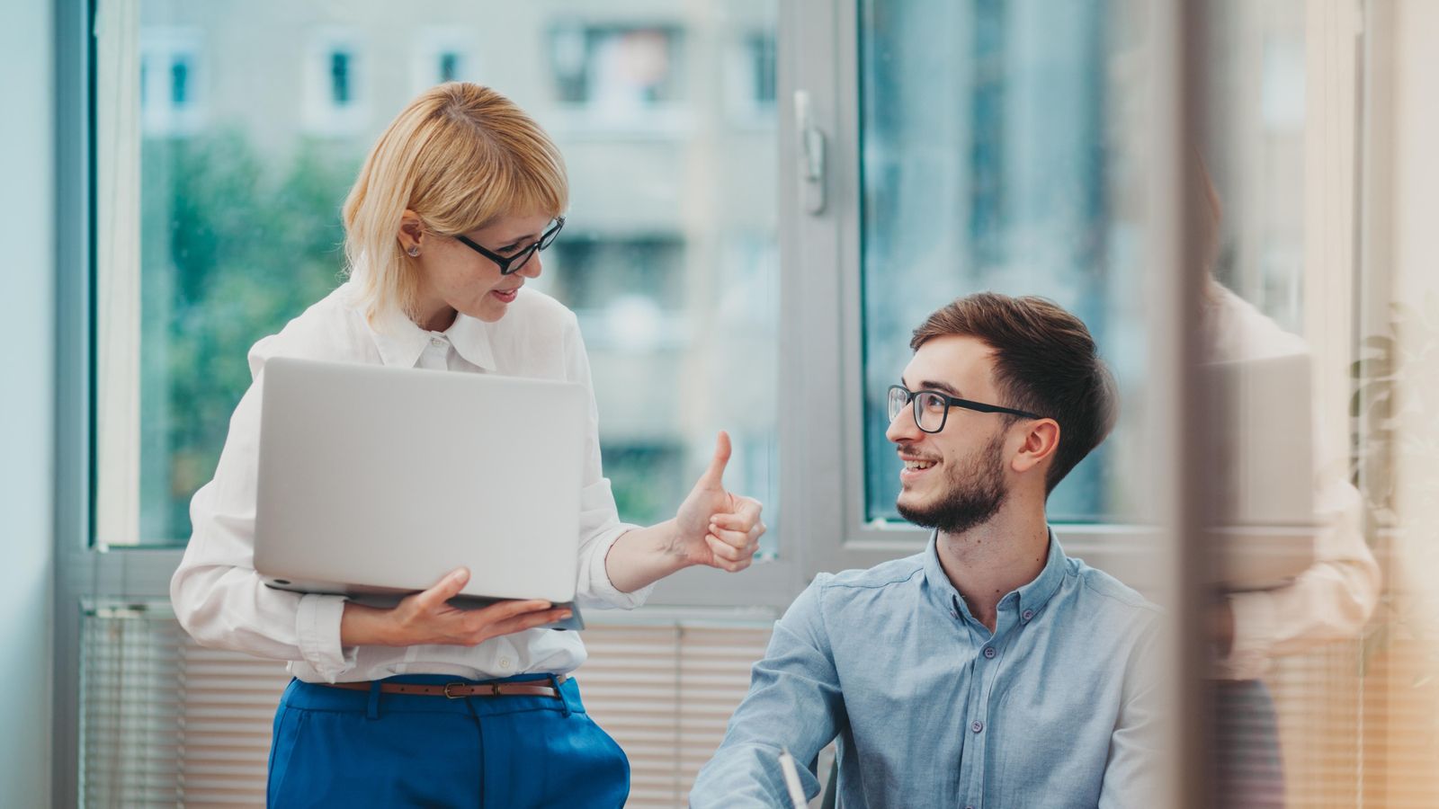 Una responsable d'una empresa parla amb un becari