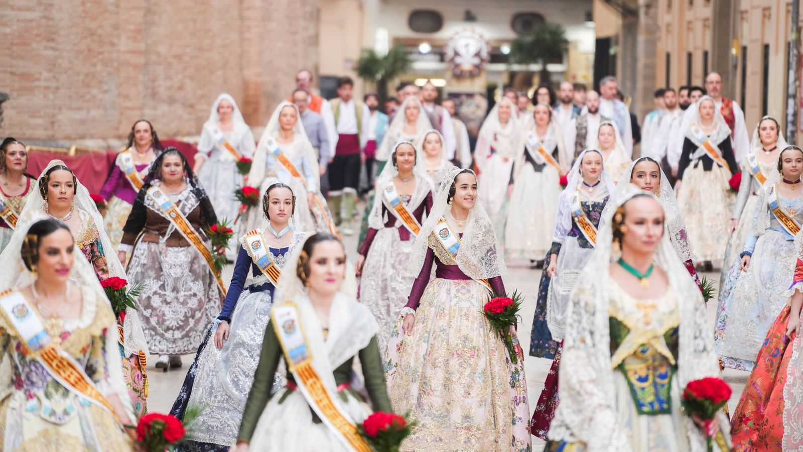 Falleres durant el segon l'Ofrena a la Verge dels Desemparats