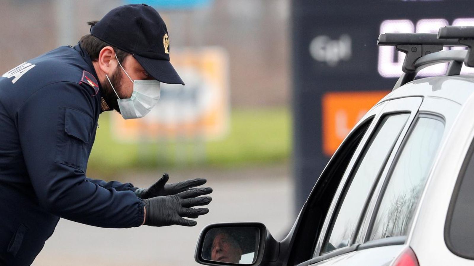 Un policia adverteix un conductor a la carretera entre Codogno i Casalpusterlengo, tancada pel govern italià a causa del brot de coronavirus