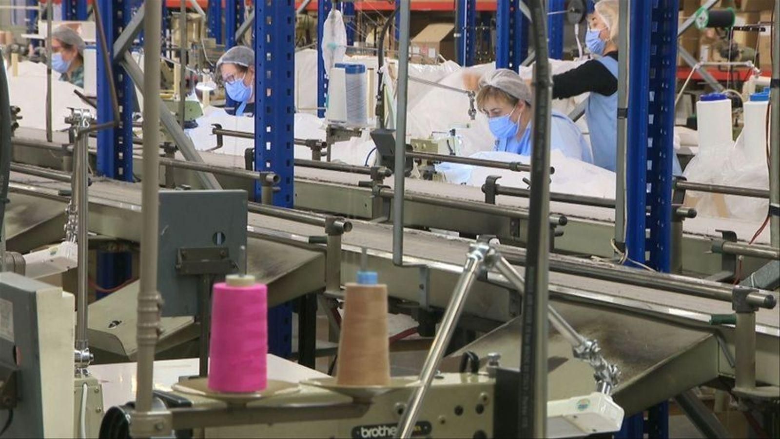 Imatge de treballadores d'una indústria tèxtil