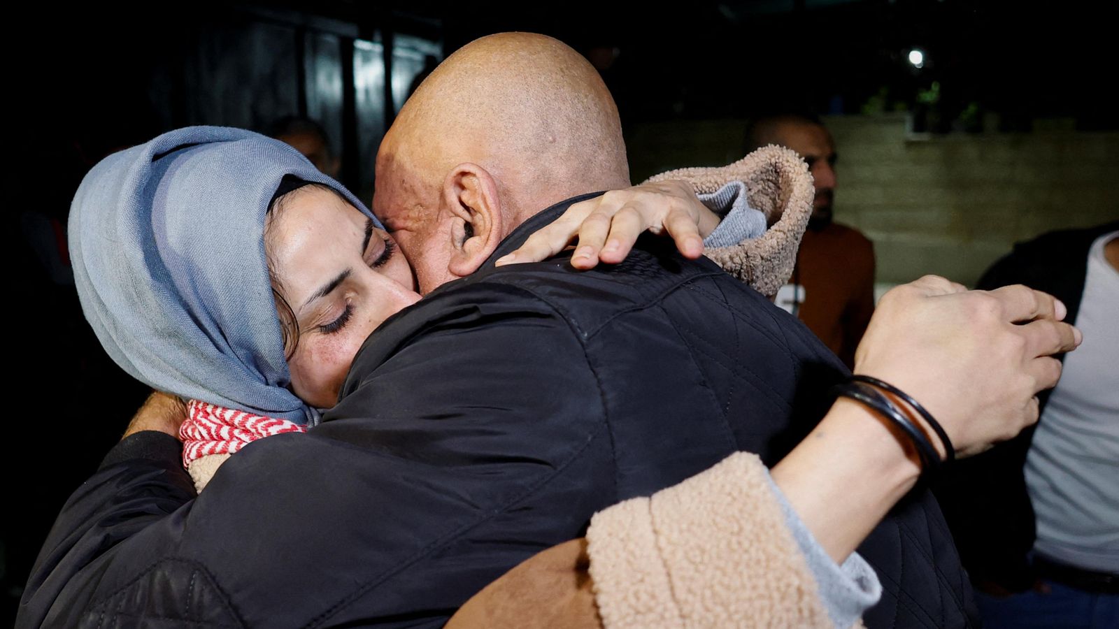 Una presa palestina abraça un familiar després de ser alliberada per l'acord de treva